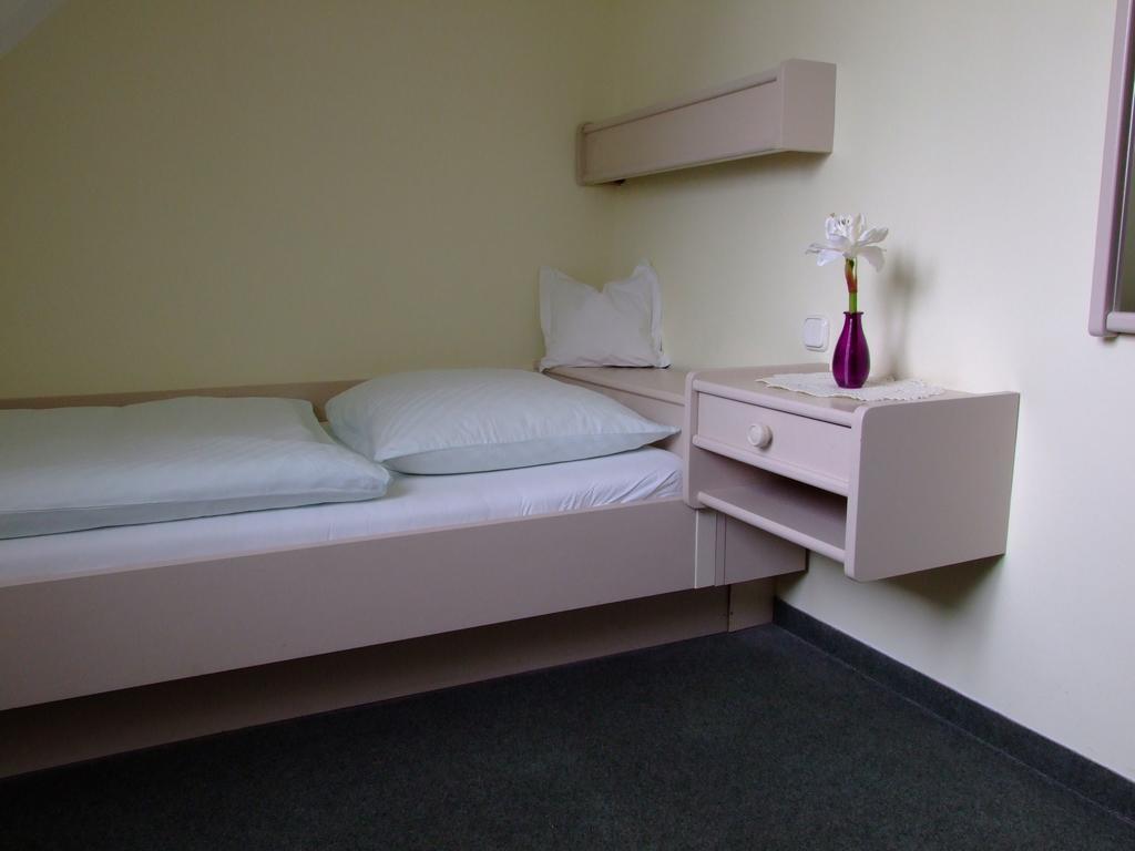 Hotel Am Birkenweg Erlangen Rum bild