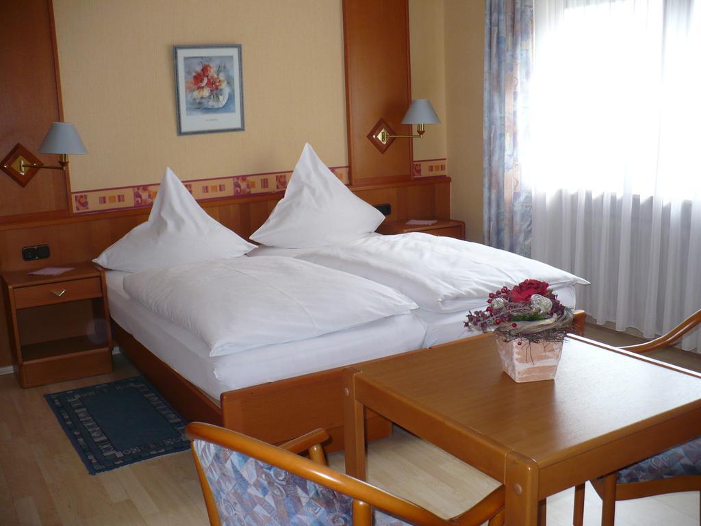Hotel Am Birkenweg Erlangen Rum bild